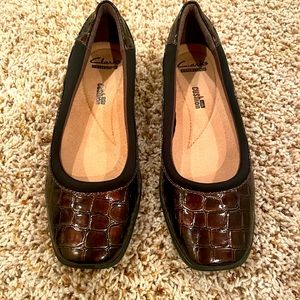 Clarks brown croc flats